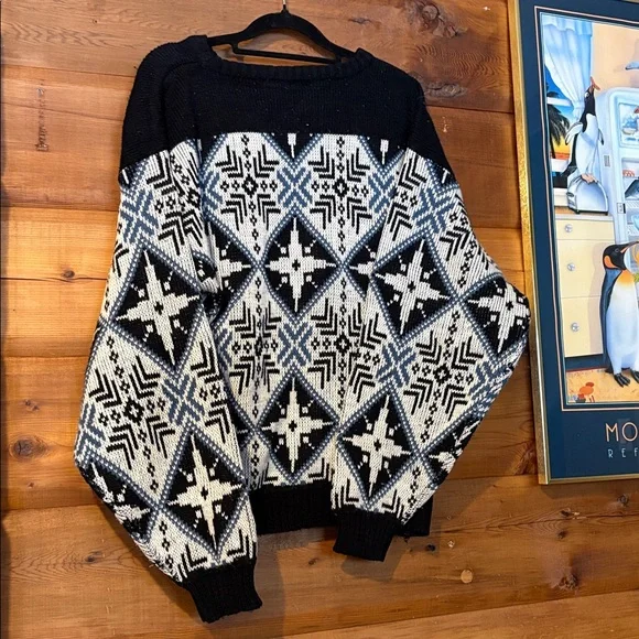 Kitsu Geometric Patterned Pullover, Large - Picture 5 of 9